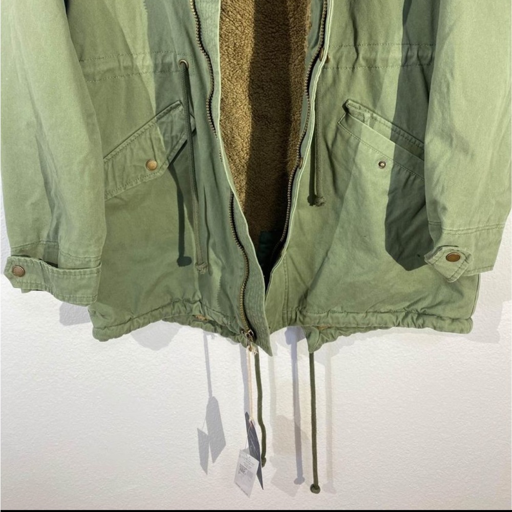 NWT Weatherproof Vintage Mens parka with Sherpa hood. Size medium
LAST ONE LEFT - Picture 3 of 8
